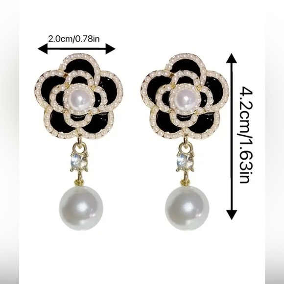 FLOWER WITH DROP PEARLS EARRINGS - Picture 4 of 4
